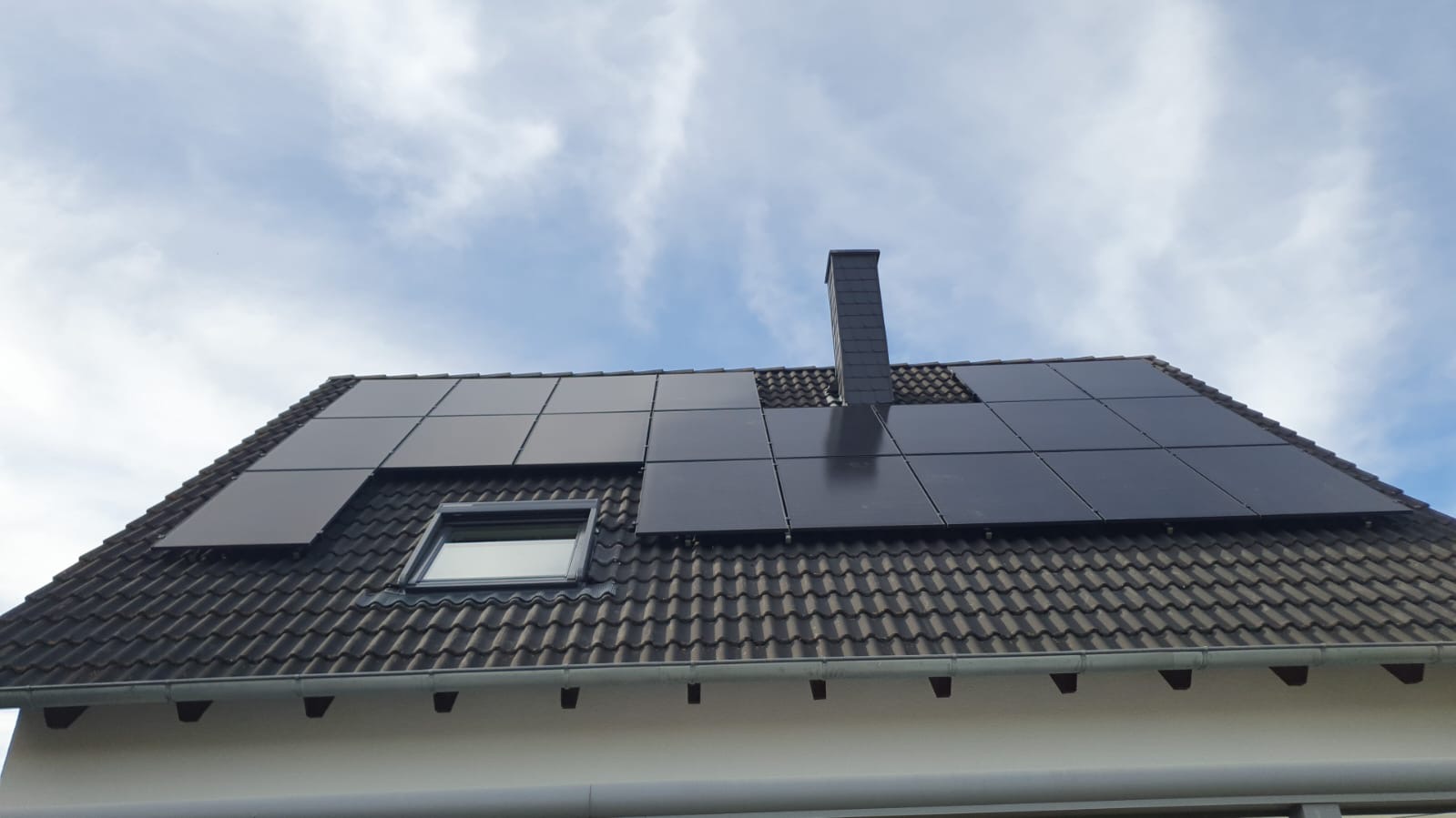 Montierte Photovoltaikanlage auf einem Ziegeldach