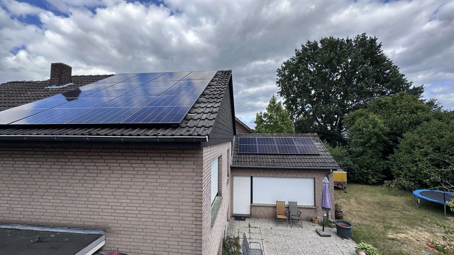 Photovoltaikanlage auf einem Wohnhaus mit Nebenanlage