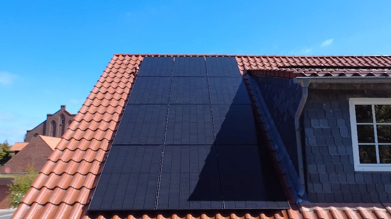 Sauber montierte Solarmodule auf einem Ziegeldach