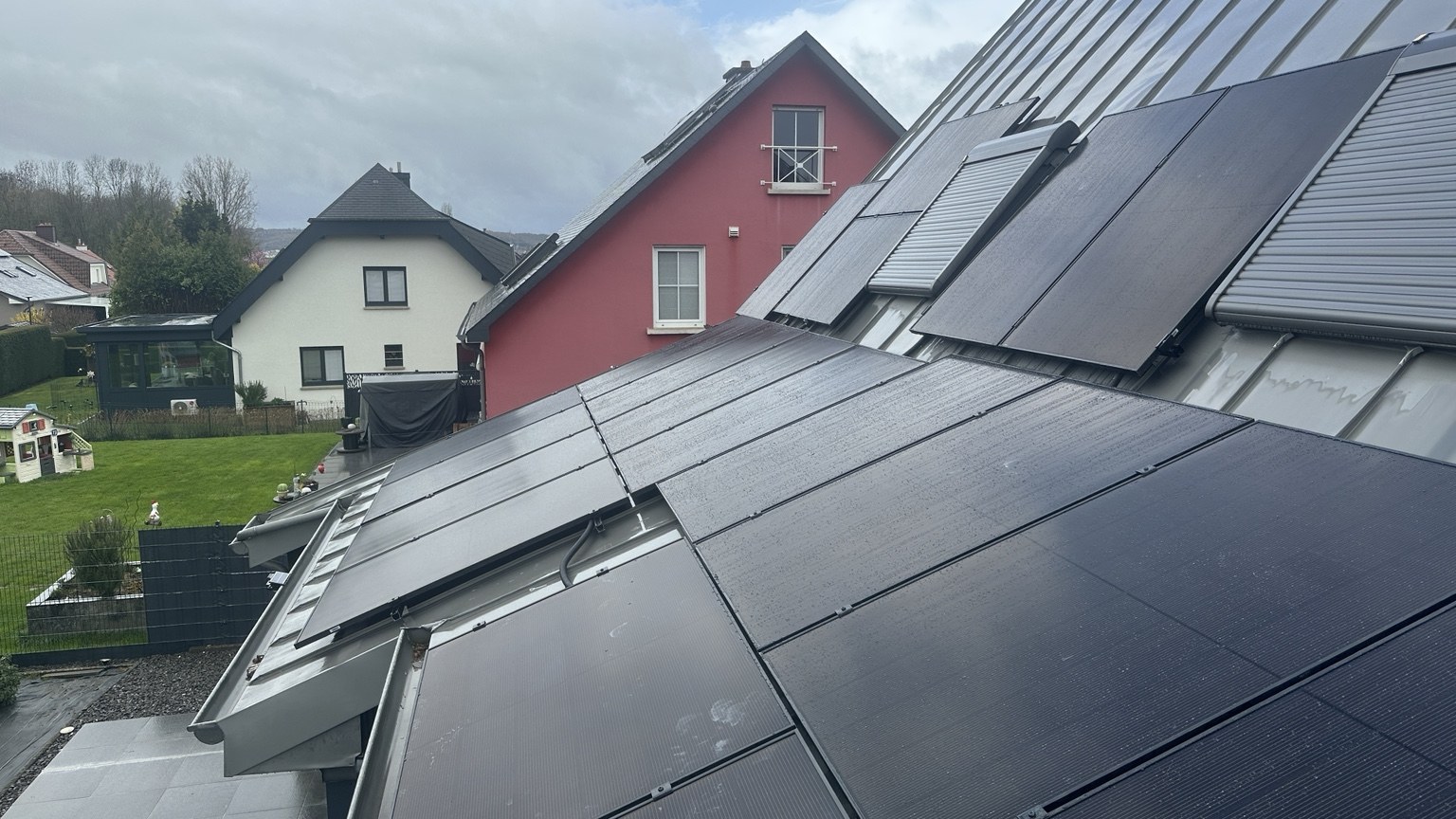 Detaillierte Dachmontage einer Photovoltaikanlage