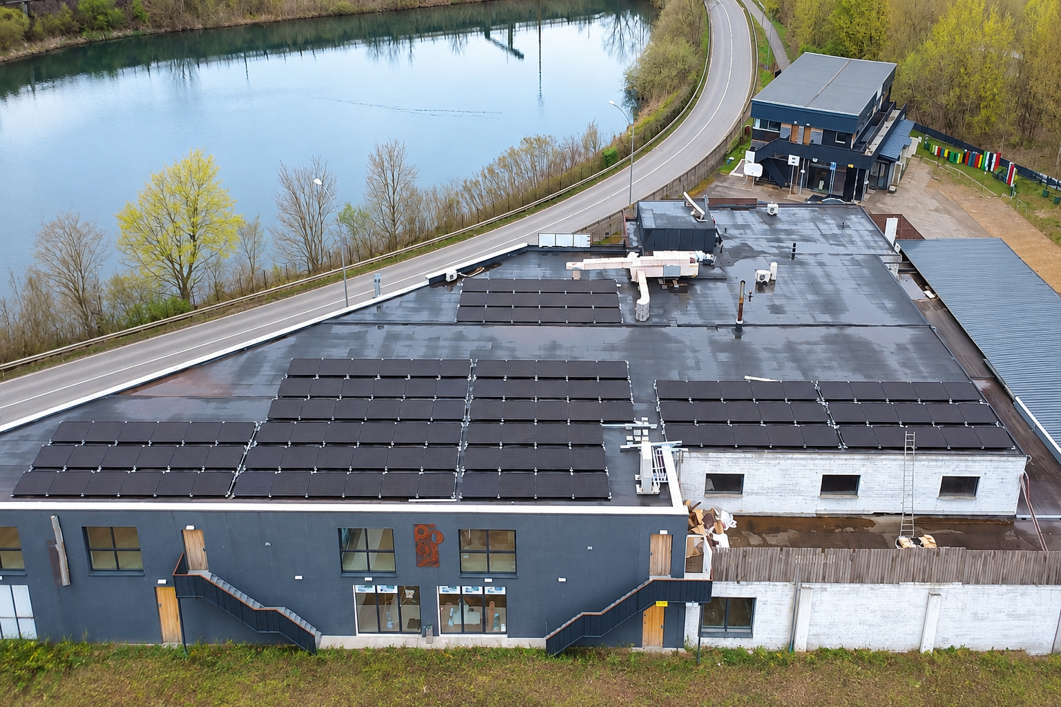 Photovoltaikmodule auf dem Flachdach einer Gewerbeanlage